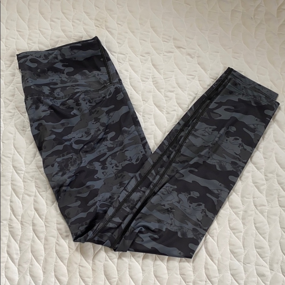 NWOT Black & Gray Large Patterned Leggings